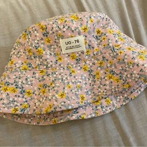 URBAN OUTFITTERS FLORAL BUCKET HAT